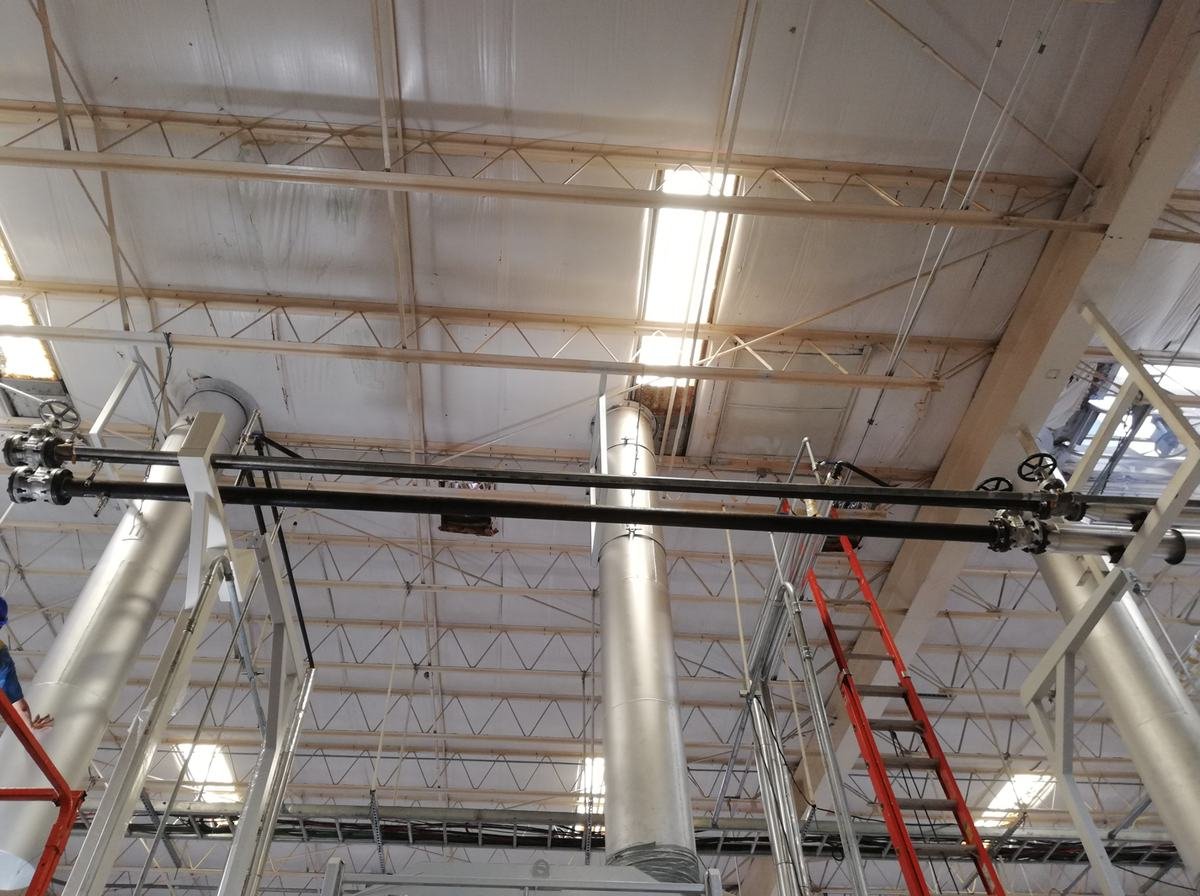 Tubería suspendida en estructura de techo
